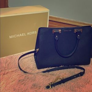 New original Michael Kors handbag (navy blue)